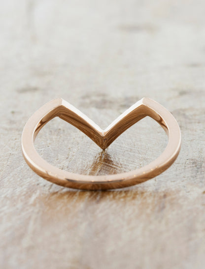 V - shaped wedding rings