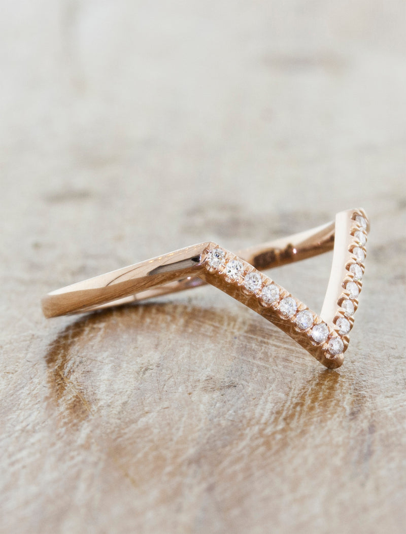 V - shaped wedding rings