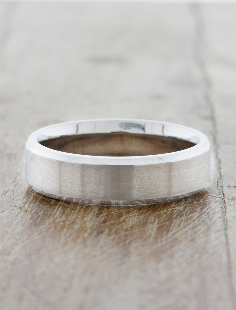 caption:Shown in 6mm with brushed center & polished edges in platinum